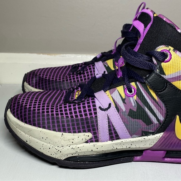 Nike Lebron Witness 7 SE GS Lakers Graffiti Sneakers Size 7Y Shoes - FD0209-001 - Picture 4 of 16